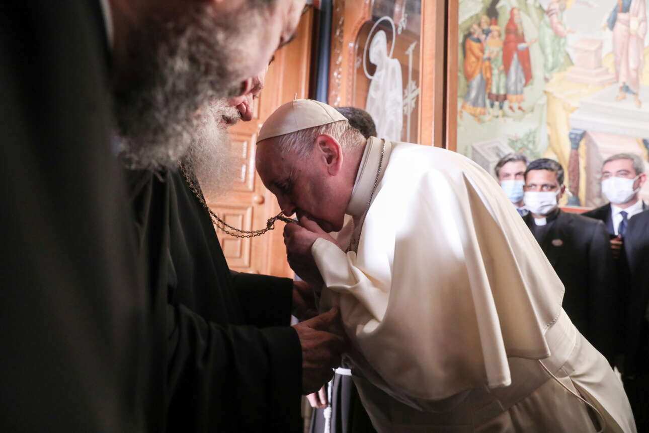 O Πάπας Φραγκίσκος φιλάει τον σταυρό του Αρχιεπισκόπου Ιερώνυμου