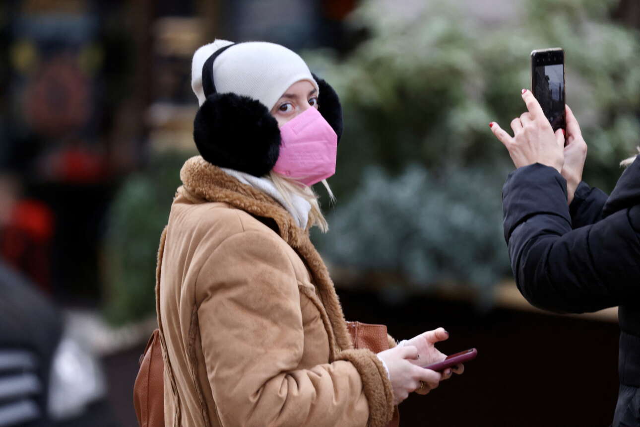 Στα νύχια της παραλλαγής Ομικρον η Ευρώπη με συνεχή ρεκόρ κρουσμάτων