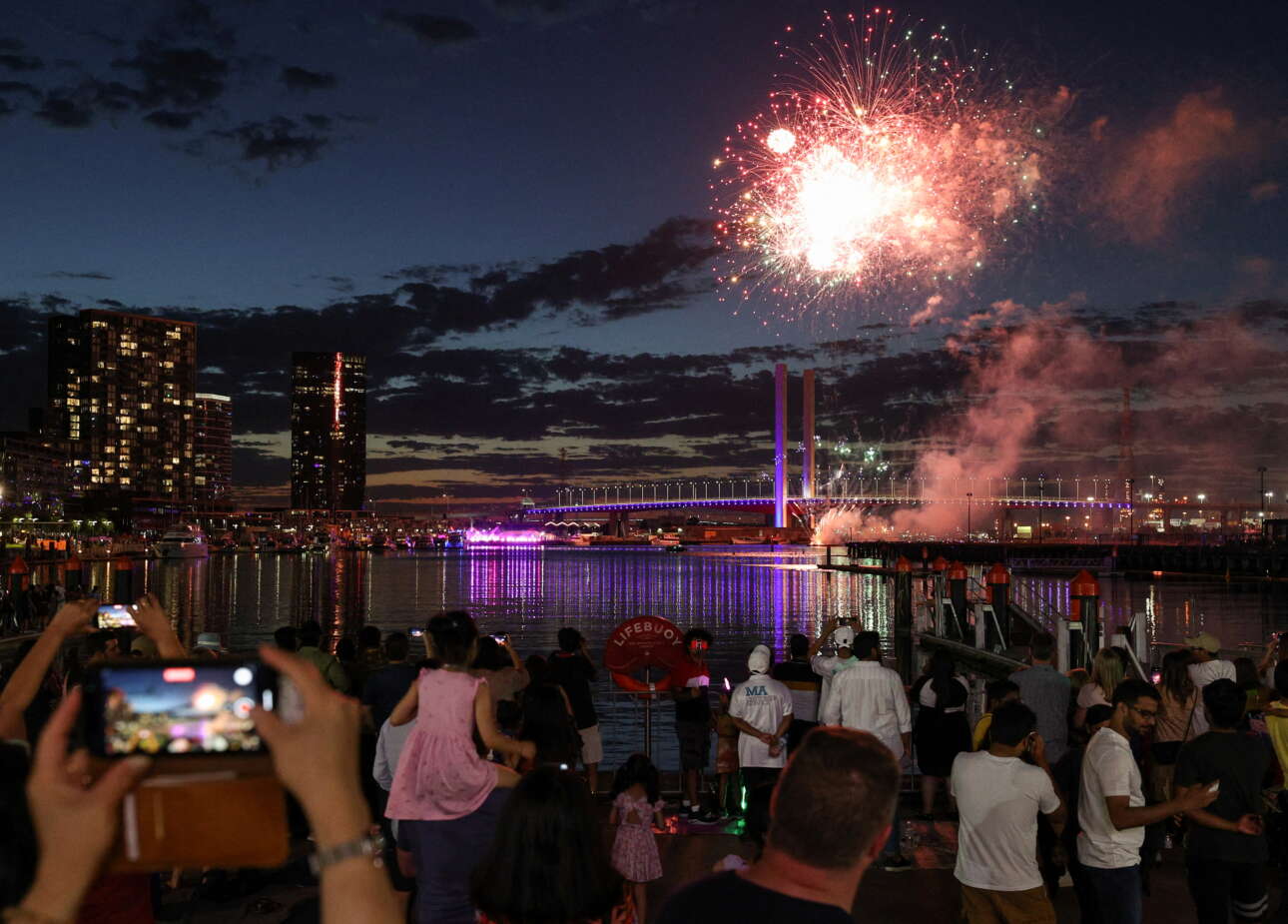 Κάτοικοι της Μελβούρνης παρακολουθούν τα πυροτεχνήματα για την αλλαγή του χρόνου