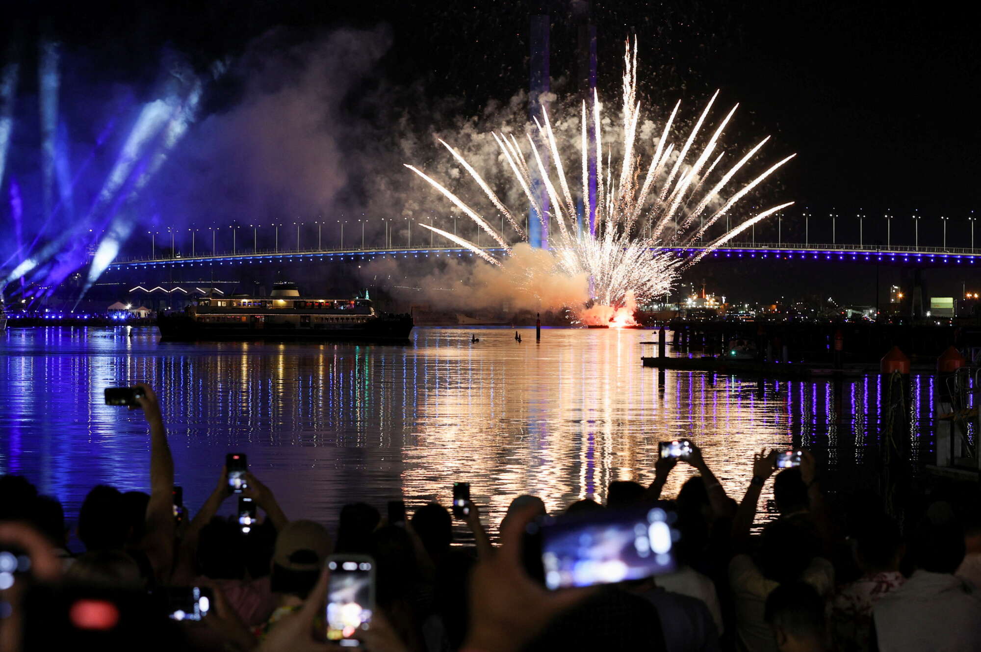 Πυροτεχνήματα και στη Μελβούρνη της Αυστραλίας, όπου είναι ήδη 2022