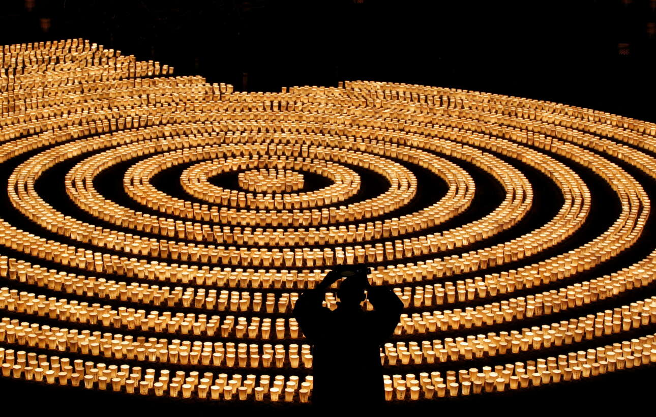 Μια ευχή για καλή χρονιά με 6.500 κεράκια σε ομόκεντρους κύκλους στην Ιαπωνία