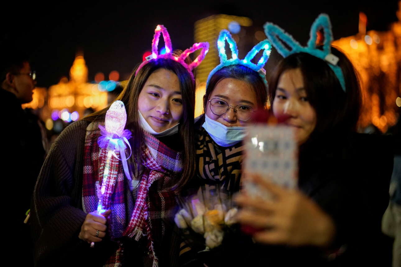 Η πρώτη σέλφι του 2022 ή ίσως η τελευταία του 2021 για τρεις φίλες στη Σαγκάη της Κίνας