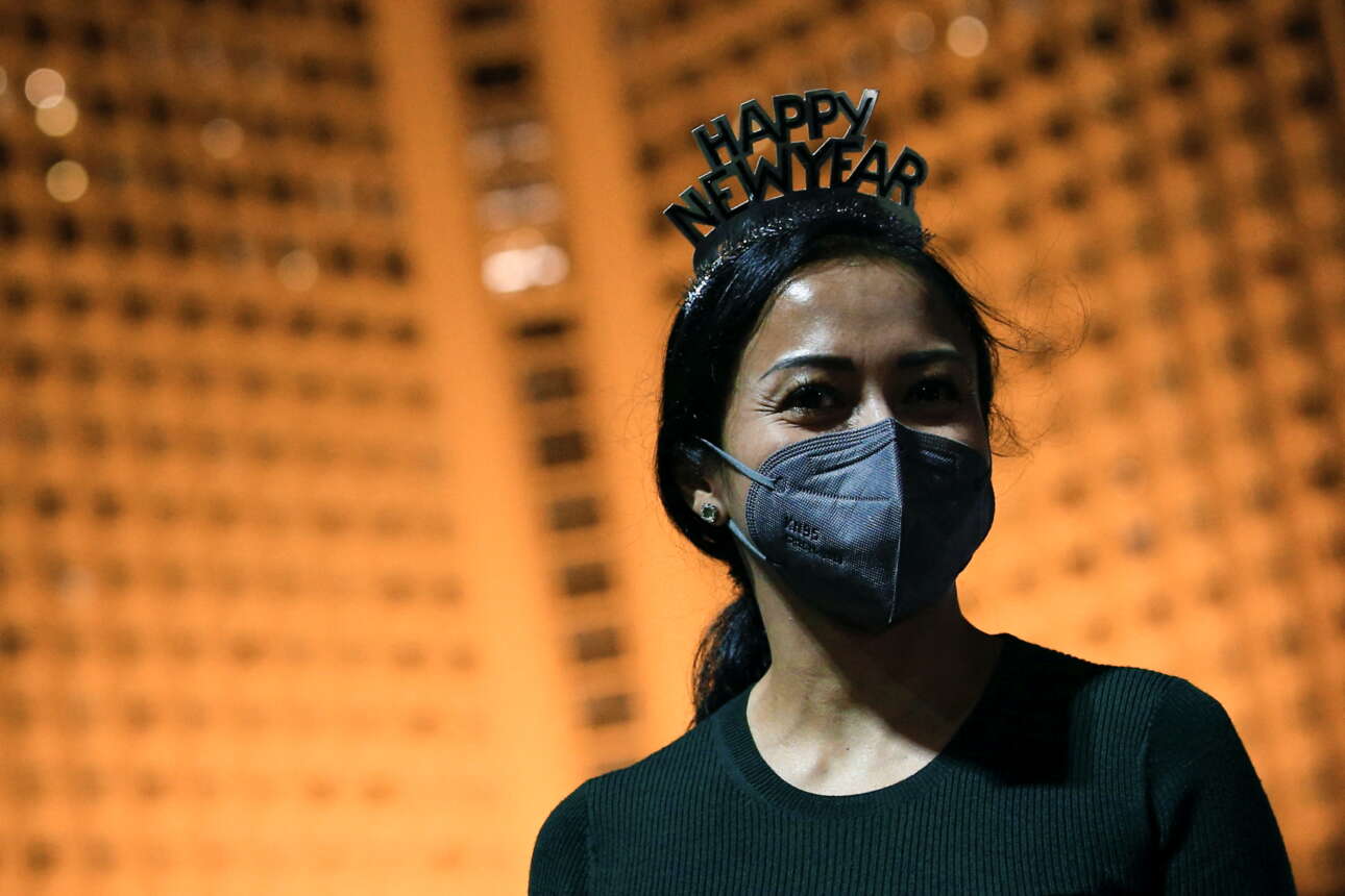 «Ευτυχισμένο το νέο έτος»: Απλό το πανανθρώπινο το μήνυμα αυτής της Ινδονήσιας (η μάσκα απαραίτητη, δυστυχώς)