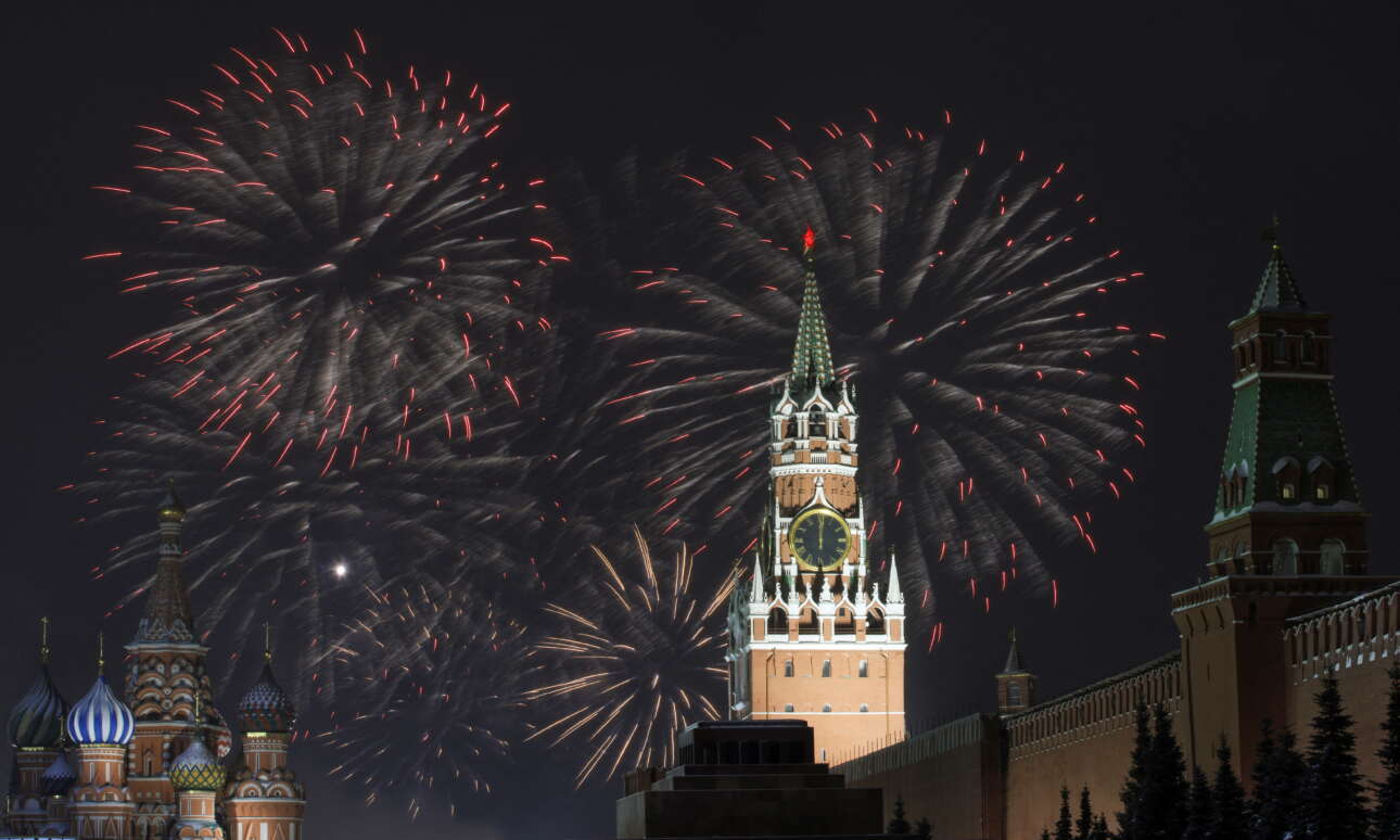 Πυροτεχνήματα φωτίζουν τον ουρανό της Μόσχας, στην Κόκκινη Πλατεία, η οποία ήταν εφέτος άδεια, λόγω Covid-19