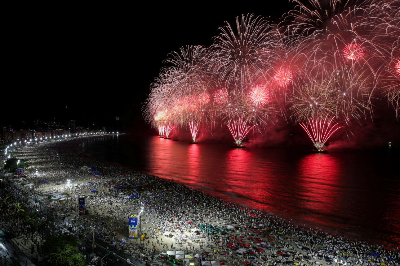 Πλήθη κόσμου στην παραλία του Ρίο ντε Τζανέιρο στην καλοκαιρινή Βραζιλία για να απολαύσουν το θέαμα με τα πυροτεχνήματα