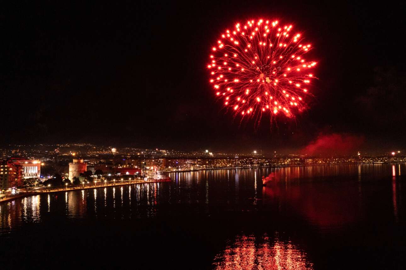 Με εντυπωσιακά πυροτεχνήματα καλωσόρισε η Θεσσαλονίκη το 2022