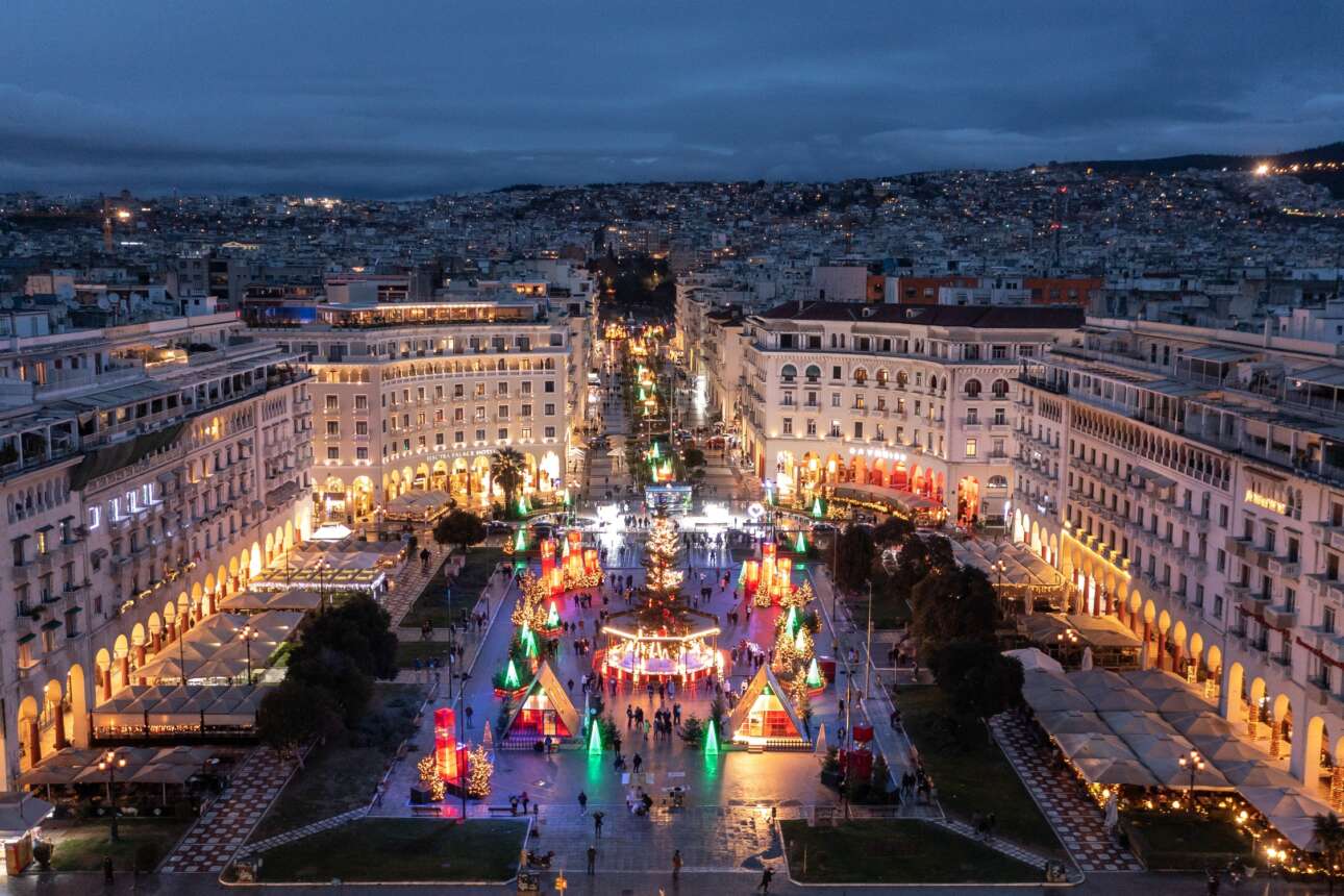 Η γιορτινή πλατεία Αριστοτέλους «ξυπνάει» το χριστουγεννιάτικο πνεύμα ακόμα και στον πιο επιφυλακτικό επισκέπτη