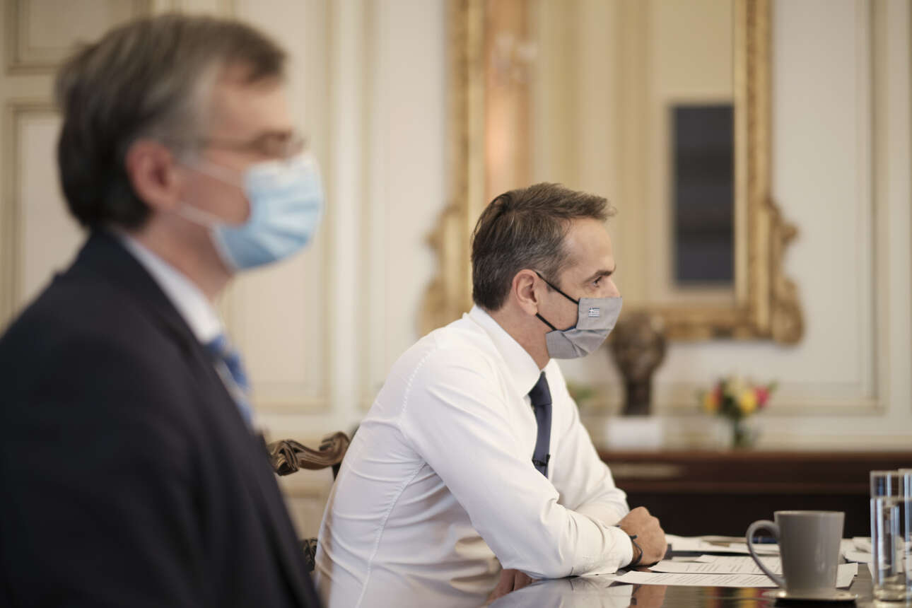 Σύσκεψη Μητσοτάκη – Τσιόδρα στο Μαξίμου στη σκιά των 21.657 κρουσμάτων