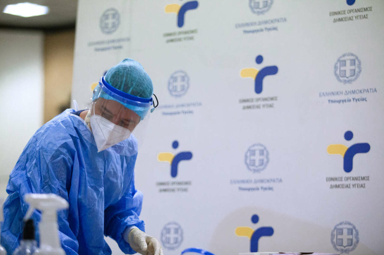 Νέες οδηγίες ΕΟΔΥ για απομόνωση και καραντίνα κρουσμάτων κορονοϊού και στενών επαφών τους