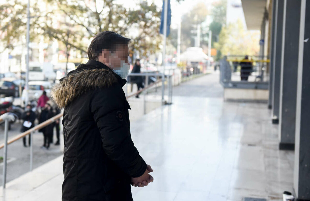 Σε παροξυσμό οι αρνητές στη Θεσσαλονίκη: Eξι συλλήψεις για αντιποίηση αρχής και ψευδή καταμήνυση