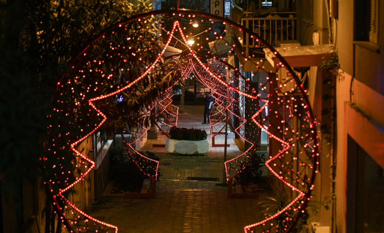 Τέσσερα νέα μέτρα από την Επιτροπή Επιδημιολόγων – Αναστέλλονται όλες οι δημόσιες εορταστικές εκδηλώσεις