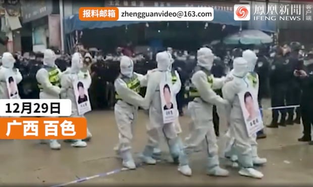 «Μεσαιωνικές» σκηνές στην Κίνα: τους συνέλαβαν και τους περιέφεραν σιδηροδέσμιους στους δρόμους