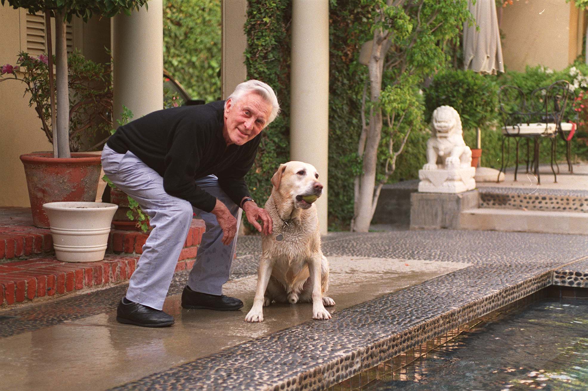 Μπέβερλι Χιλς: Πωλείται η έπαυλη του Κερκ Ντάγκλας με τα αυτόγραφα διασήμων