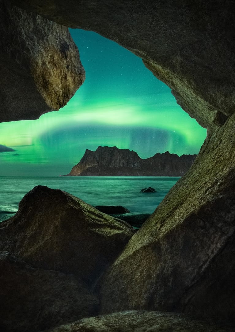 Στη Νορβηγία, το σέλας και τα τοιχώματα αυτής της σπηλιάς μπλέκουν σε μια εκπληκτική σύνθεση