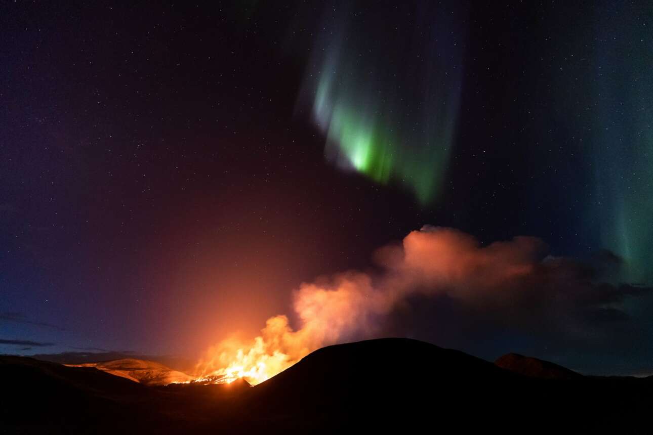 Λάβα και σέλας μαζί στην Ισλανδία, στο ηφαίστειο Γκελντινγκαντίρ: ο φωτογράφος μιλά για μια από τις πιο δύσκολες εικόνες του, αλλά χρειάστηκε να βοηθήσει και η φύση – και βοήθησε!