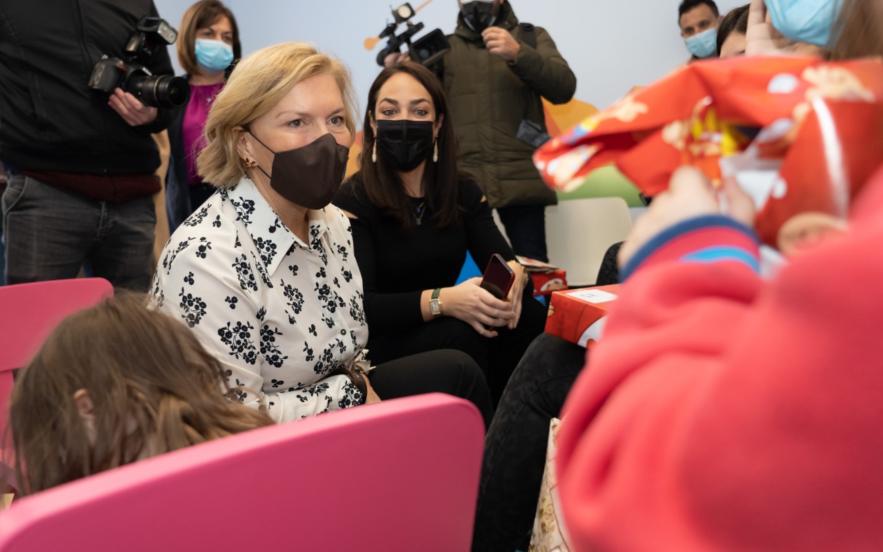 Γκάγκα και Μιχαηλίδου επισκέφτηκαν εγκαταλειμμένα σε νοσοκομείο παιδιά