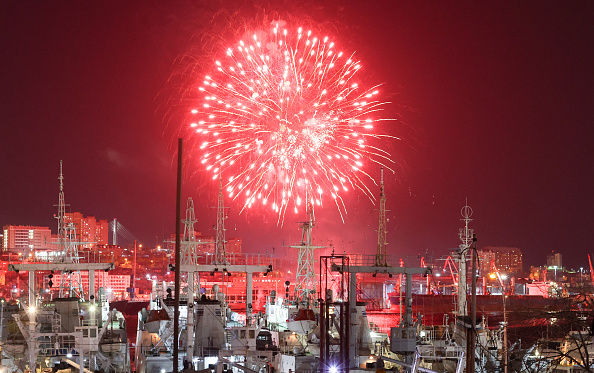 Το Βλαδιβοστόκ στη Σιβηρία είναι από τις πρώτες ρωσικές πόλεις που γιορτάζουν την έλευση του νέου έτους