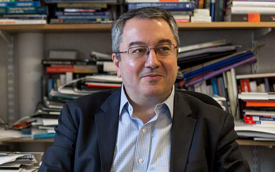 Μόσιαλος για Ομικρον: Πρέπει να κάνουμε άμεσα την τρίτη δόση