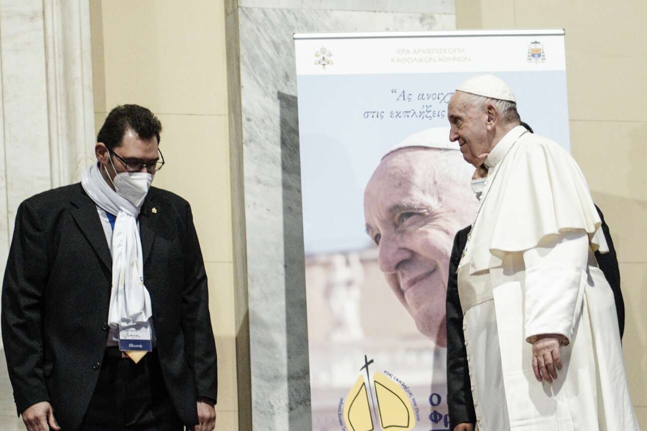 O Πάπας και μία φωτογραφία με τον... Πάπα. Ενα παιχνίδι του φακού κατά τη διάρκεια της επίσκεψης του προκαθήμενου της Ρωμαιοκαθολικής Εκκλησίας στον Καθολικό ναό του Αγίου Διονυσίου