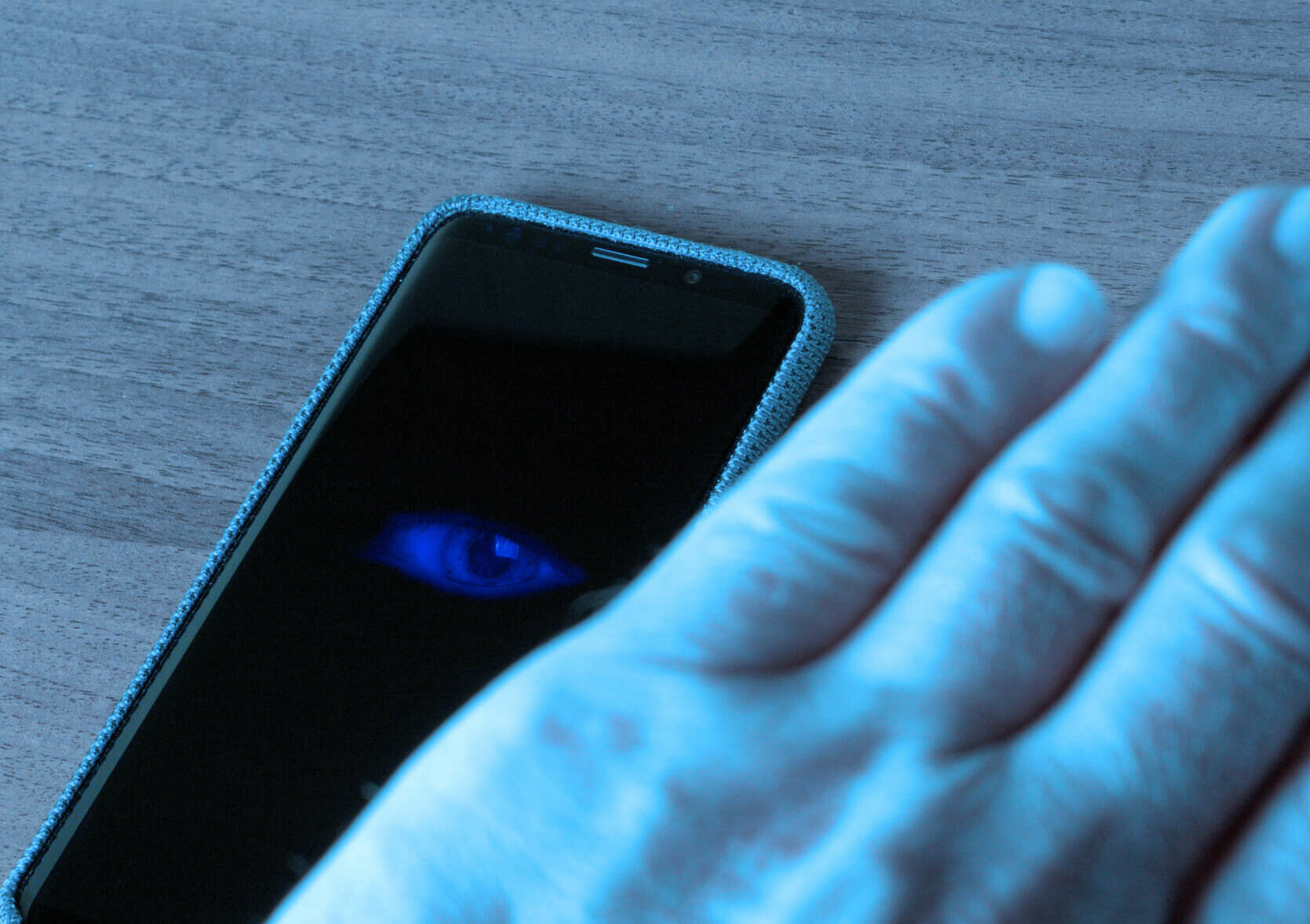 Εφιάλτης τα «έξυπνα» κινητά νέας γενιάς με την… ακοίμητη κάμερα