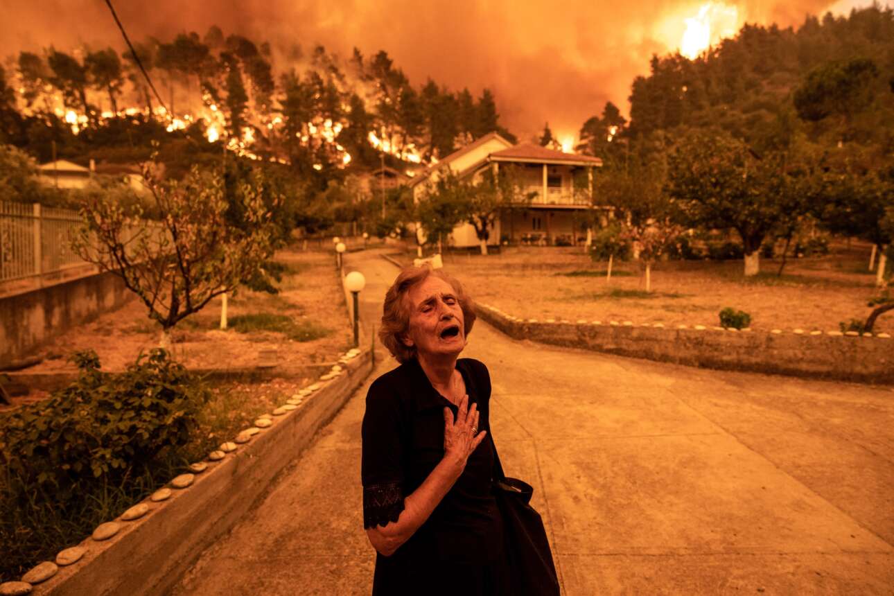 Μια εικόνα που έκανε τον γύρο του κόσμου και θύμισε τον πίνακα «Κραυγή» του Εντβαρτ Μουνκ: μία γυναίκα απεγνωσμένη καθώς το χωριό Γούβες στην Εύβοια τυλίγεται στις φλόγες, στις 8 Αυγούστου