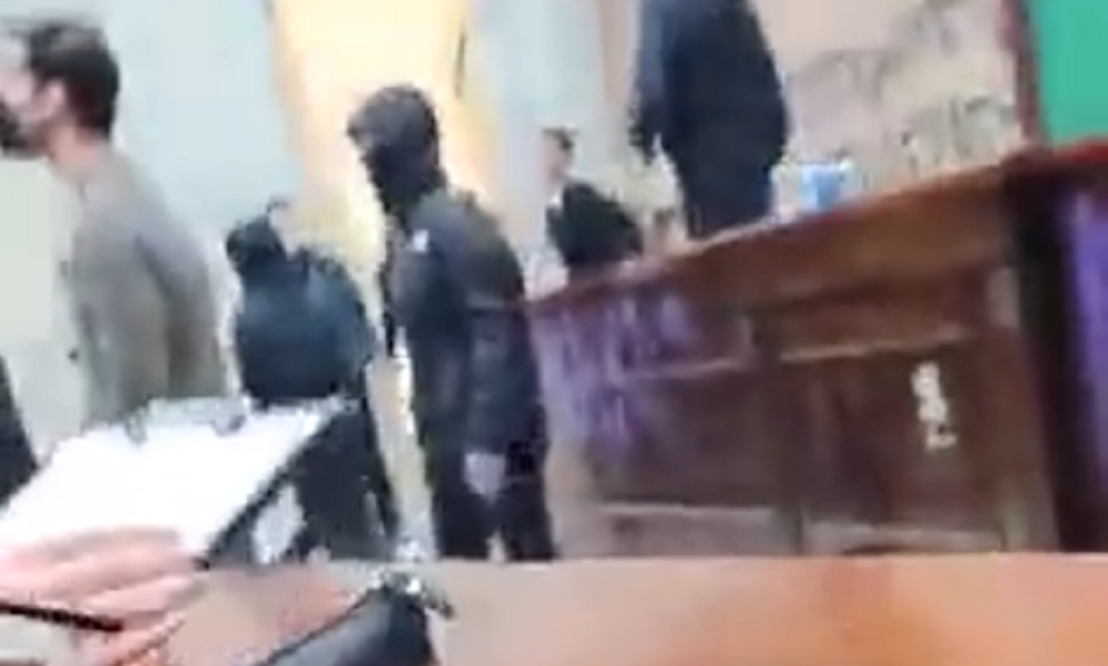 Τραμπουκισμός, αυτοδικία ή ξεκαθάρισμα λογαριασμών; Ψάχνουν τους κουκουλοφόρους «τιμωρούς» στην ΑΣΟΕΕ