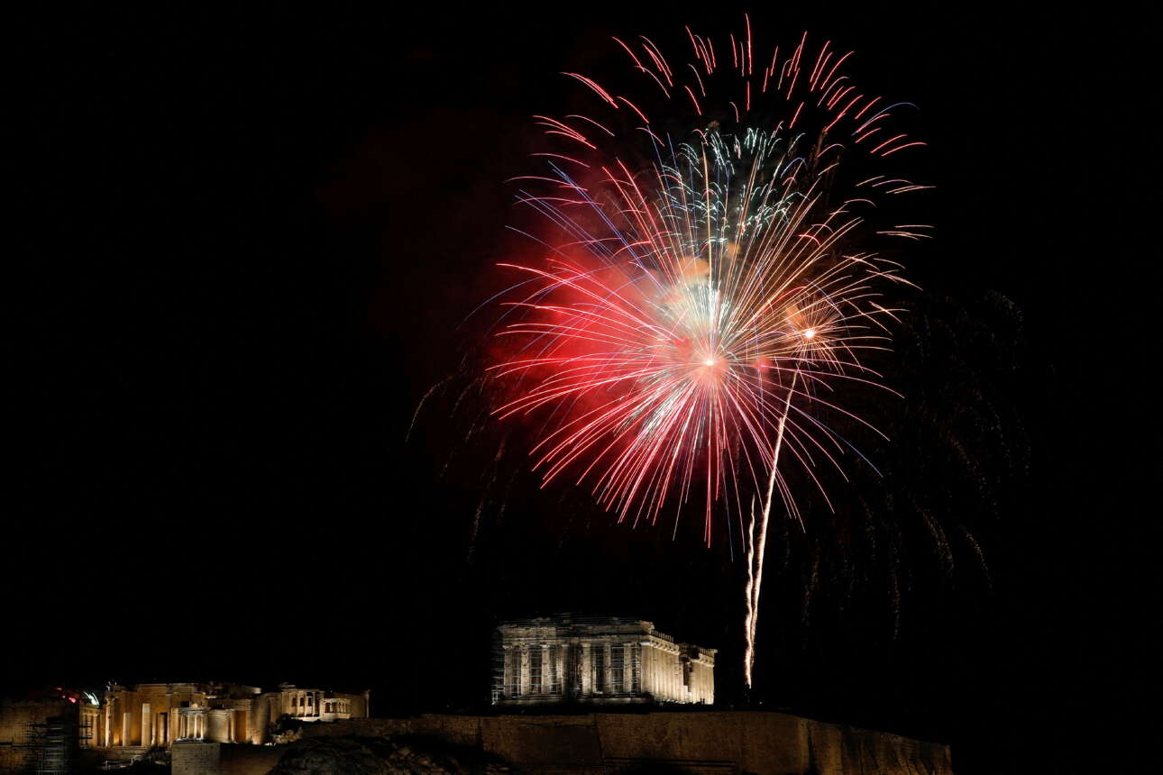 H Ακρόπολη και ο Παρθενώνας. Η γοητεία του λιτού. Με πυροτεχνήματα για το 2022 - μια φωτογραφία που κάνει τον γύρο του κόσμου
