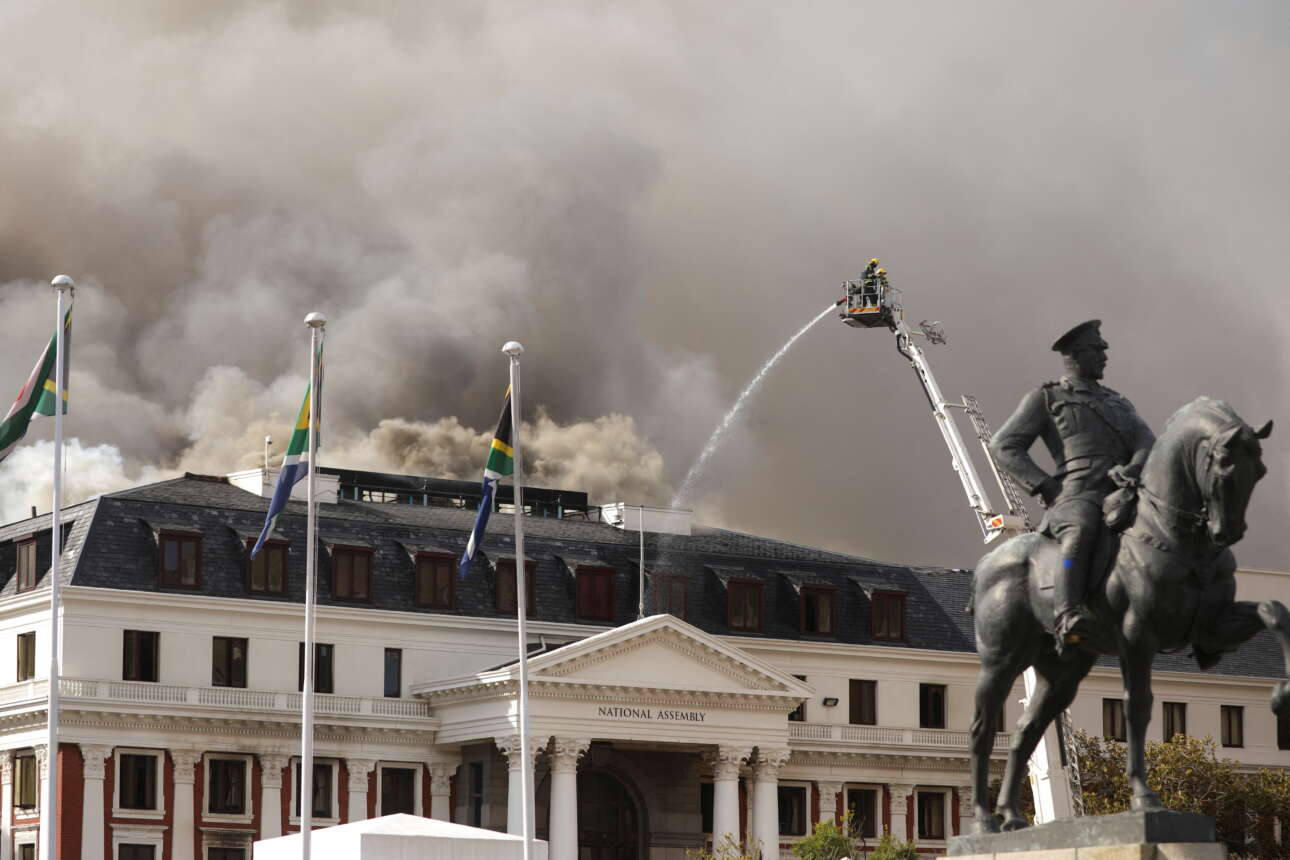 Νότια Αφρική: Εισβολέας στο κοινοβούλιο προκάλεσε δύο καταστροφικές πυρκαγιές