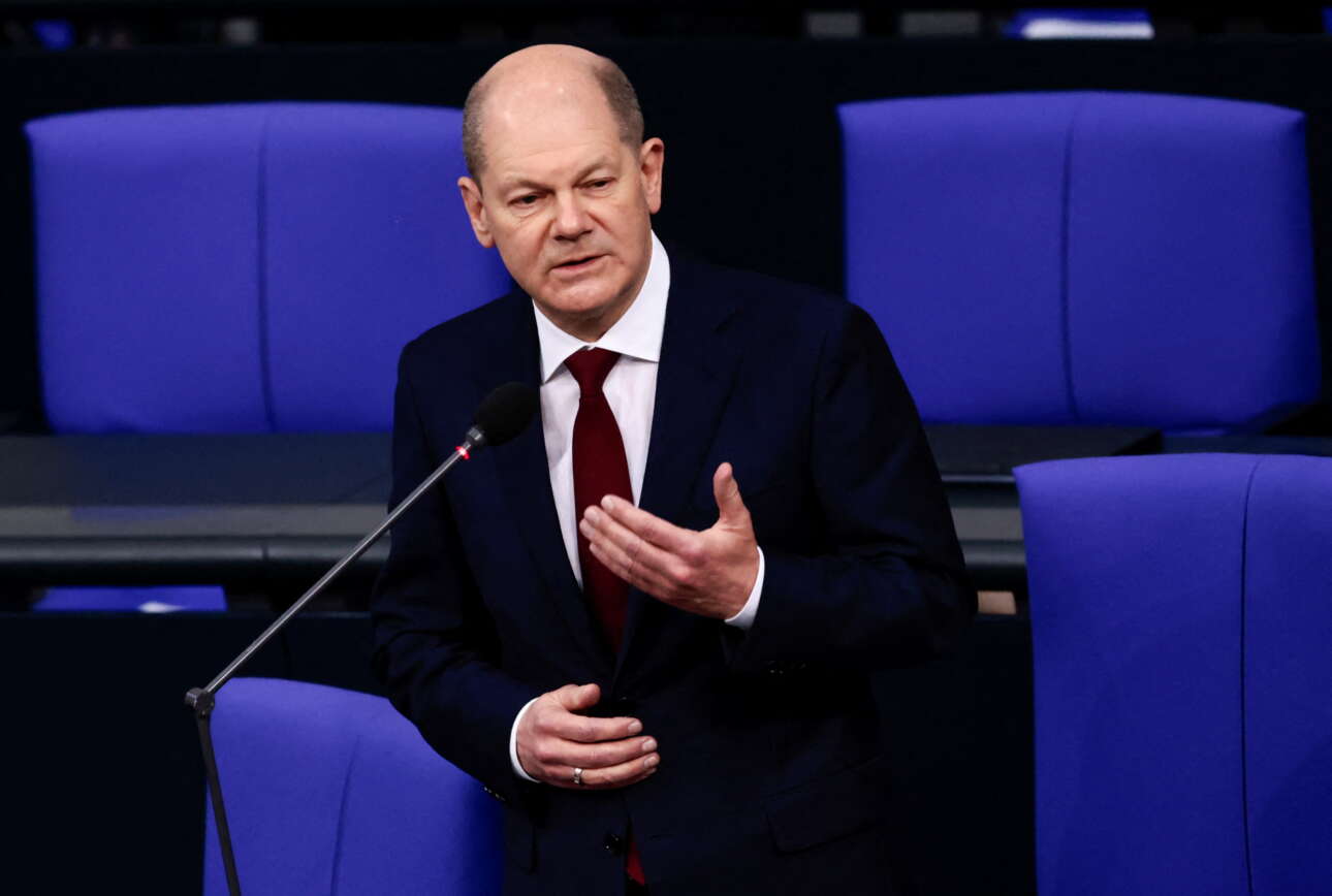 Σολτς υπέρ του υποχρεωτικού εμβολιασμού: «Δεν μπορείς να πεις “δεν με νοιάζει”»