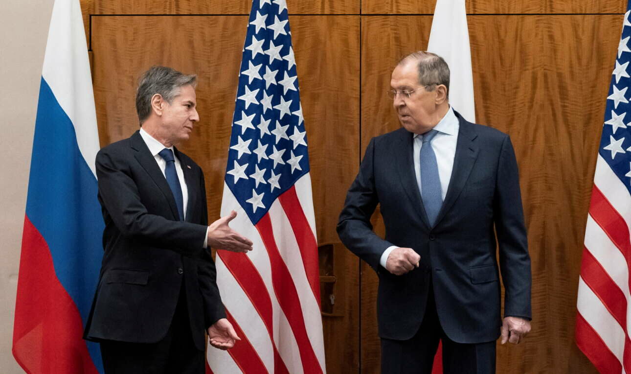 Μπλίνκεν – Λαβρόφ: Μια αμήχανη χειραψία και αιχμές με το «καλημέρα»