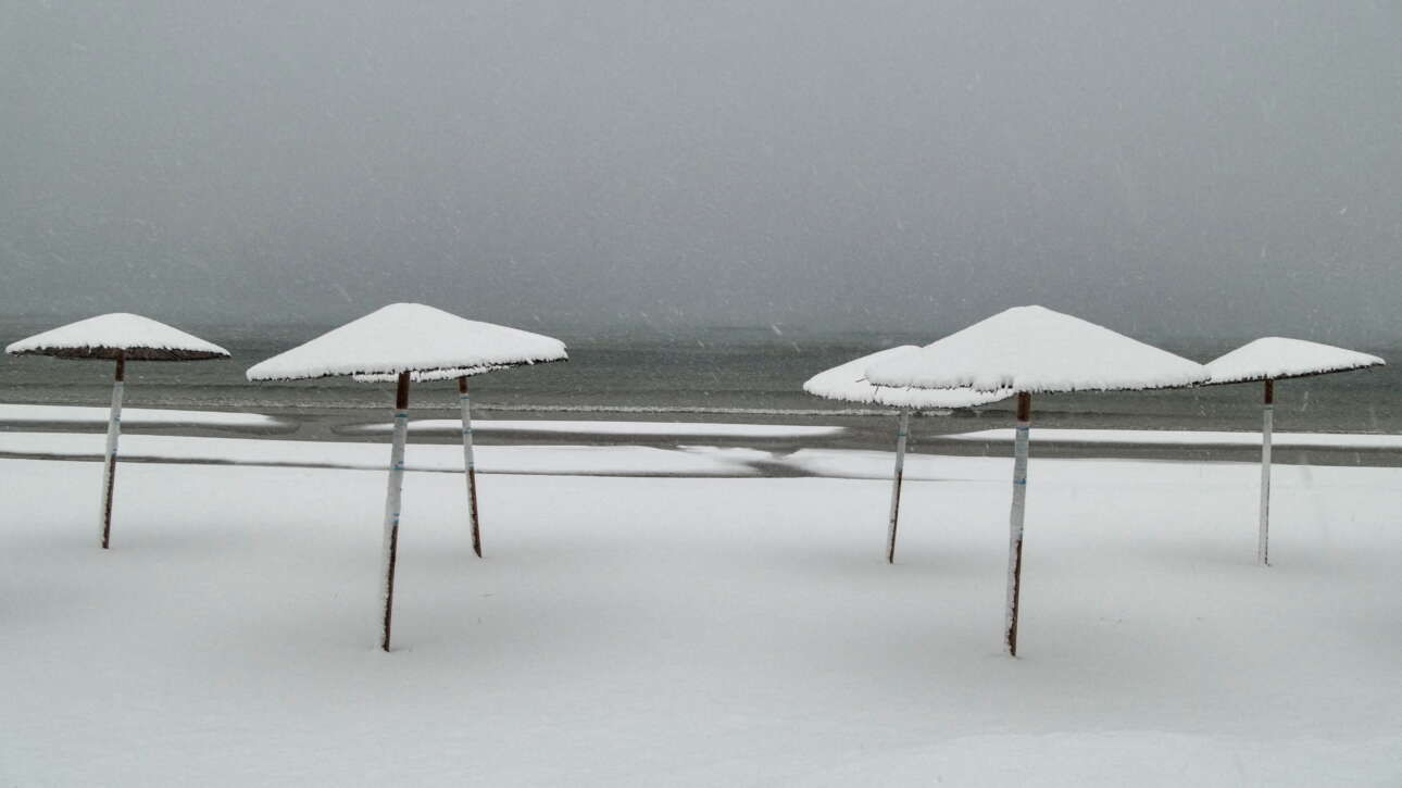 Χιονισμένη ως εκεί που σκάει το κύμα η παραλία της Αρτέμιδας στην Αττική