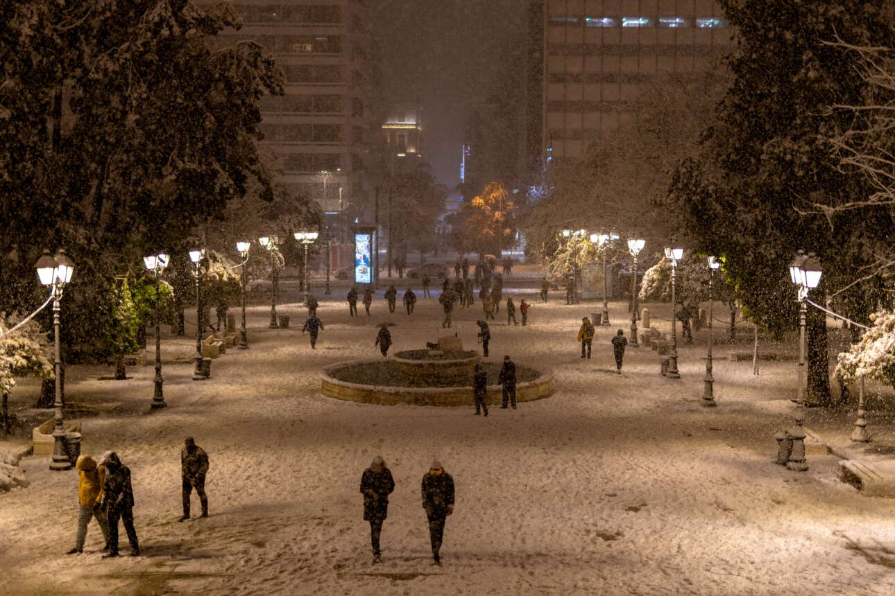 Βράδυ Δευτέρας στη χιονισμένη πλατεία Συντάγματος