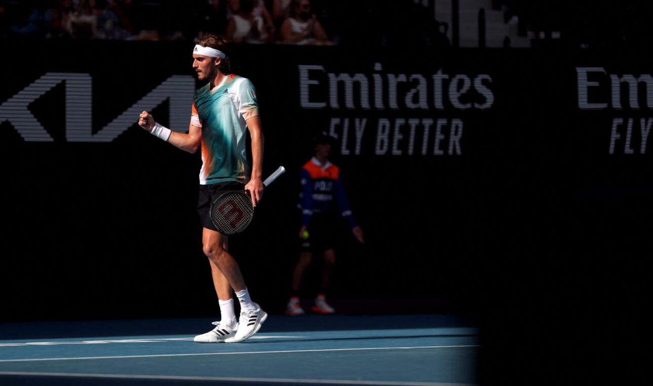 Ο Τσιτσιπάς διαψεύδει τους «μπουκ» και τον γιατρό του