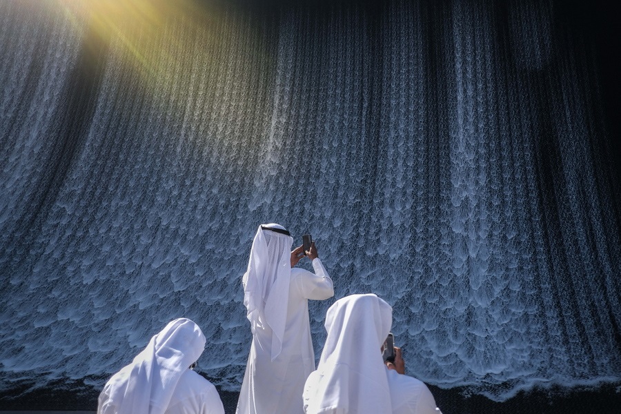 Φωτογραφία των θαυμαστών του υδάτινου πέπλου που στολίζει την Expo 2020 στο Ντουμπάι των Εμιράτων και, πλέον, τα κινητά τηλέφωνά τους – το θέμα «νερό» παραπέμπει στην περιβαλλοντική βιωσιμότητα και είναι βασικό σε αυτήν την παγκόσμια έκθεση, την πρώτη που πραγματοποιείται στη Μέση Ανατολή και θα διαρκέσει μέχρι το τέλος του Μαρτίου 