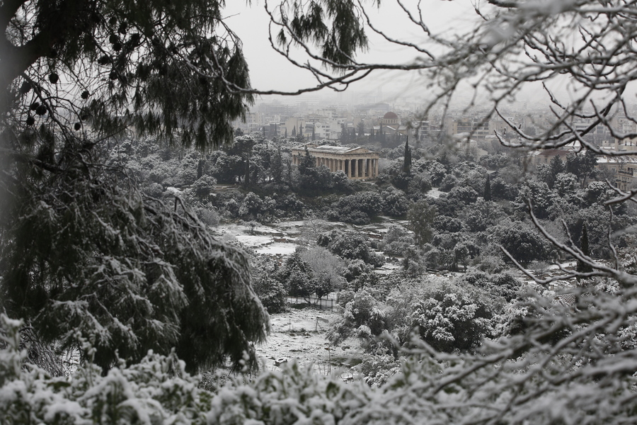 Ο ναός του Θησείου στο χιονισμένο τοπίο