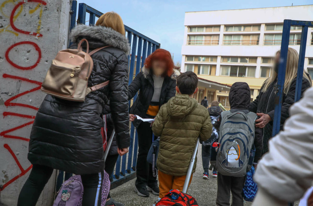 Oι θετικοί στα self tests μετέδωσαν τον ιό στα σχολεία; Το υπουργείο Υγείας απαντά