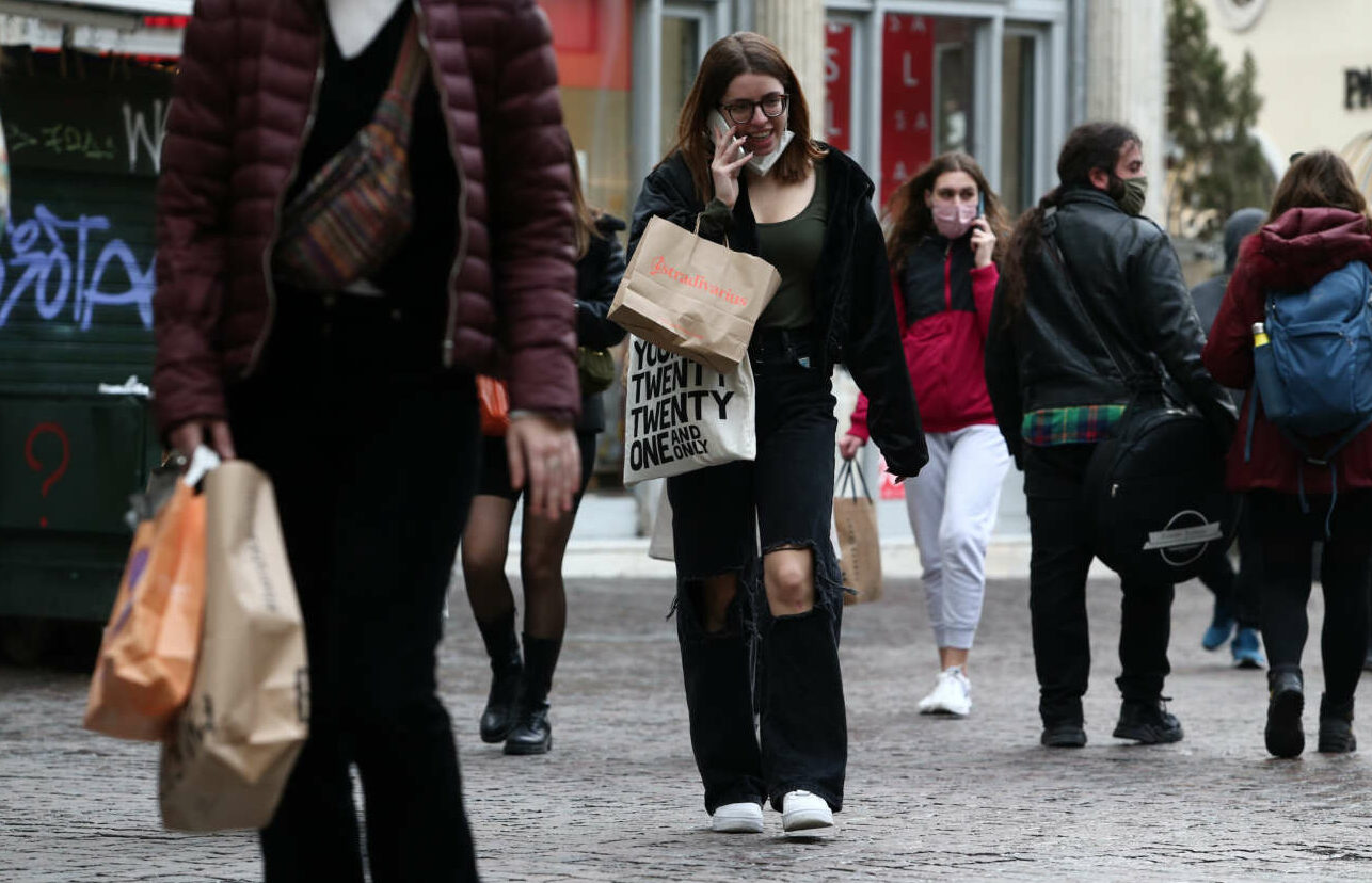 Πότε και πόσο κινδυνεύουν με νέα μόλυνση όσοι πέρασαν Covid-19