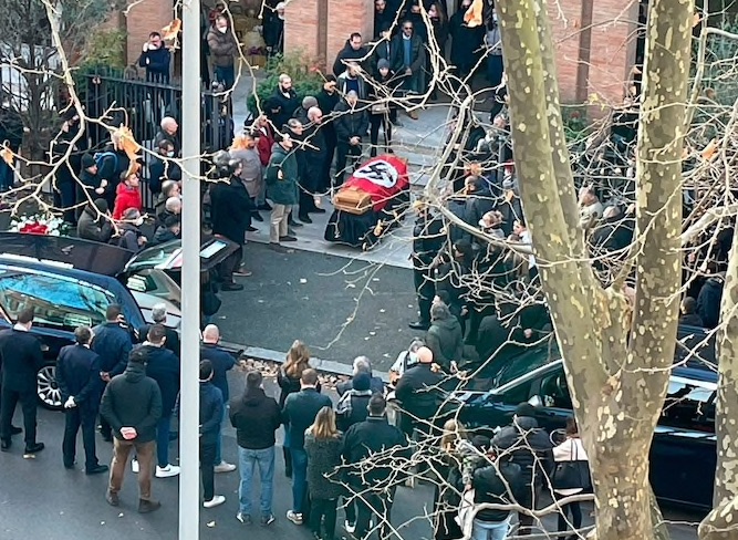 Οργή στη Ρώμη: Κήδεψαν νεοναζί με τη σβάστικα πάνω στο φέρετρο