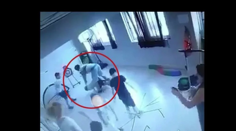 Ανεστάλη η άδεια του φυσικοθεραπευτή-τέρας που κλωτσούσε παιδί με αυτισμό