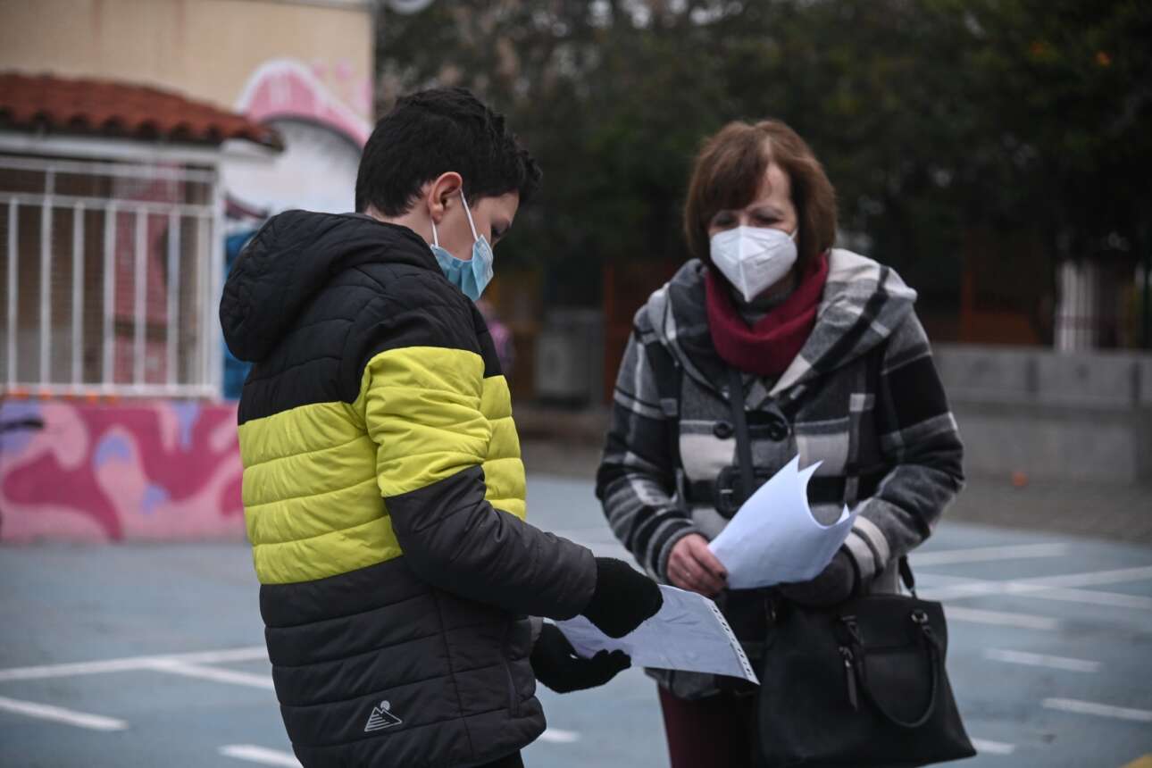 Aπό την Τετάρτη διαθέσιμα στα φαρμακεία πέντε δωρεάν self tests για κάθε μαθητή