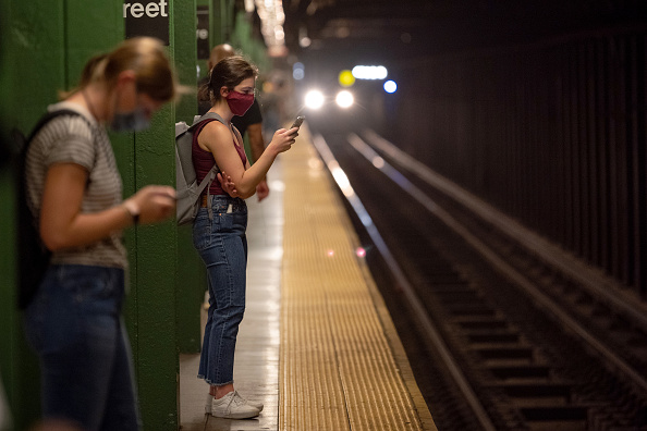 Τρόμος στη Νέα Υόρκη: Την έσπρωξε στις ράγες του Μετρό την ώρα που ερχόταν ο συρμός