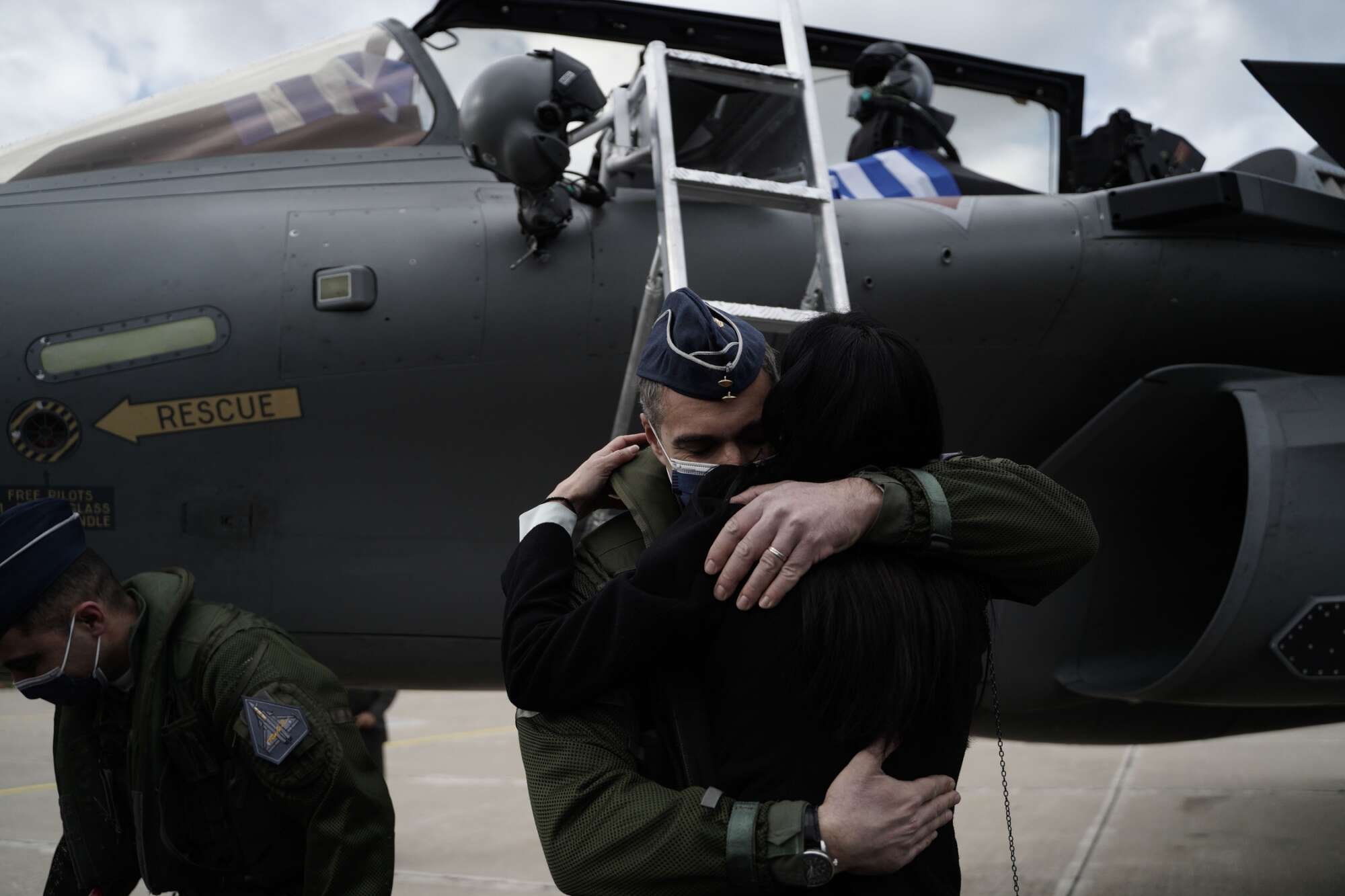 Επιστροφή στην πατρίδα και την οικογένεια. Μια ζεστή αγκαλιά περίμενε τον ιπτάμενο της Πολεμικής Αεροπορίας στην (παγωμένη...) Τανάγρα