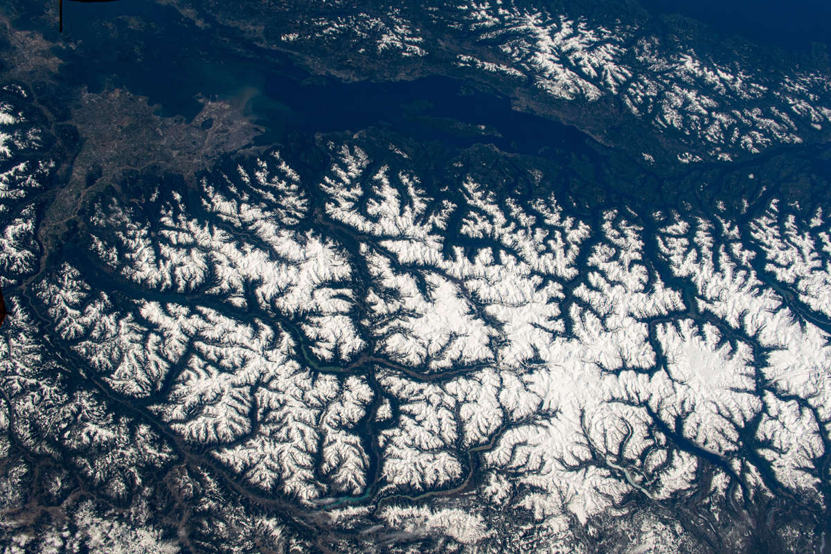 Επάνω αριστερά στην εικόνα διακρίνεται το Βανκούβερ και γύρω του οι χιονισμένες ορεινές περιοχές που το περιβάλλουν