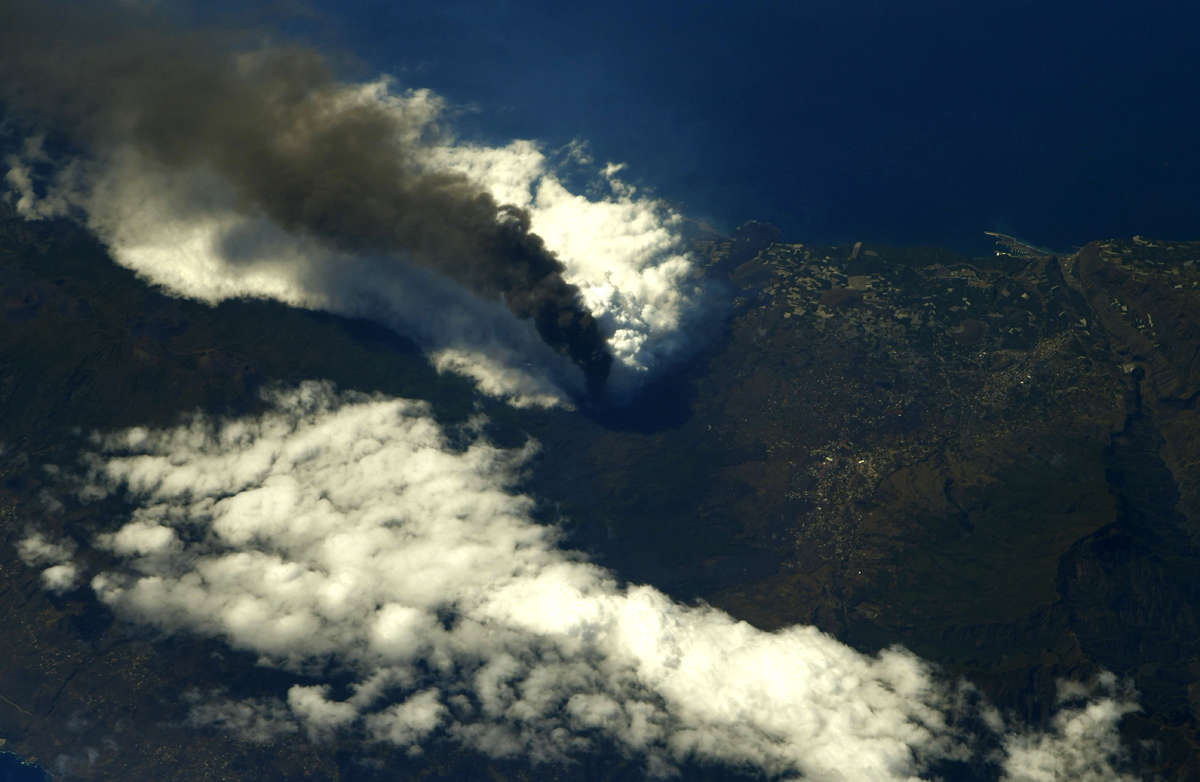 Ένα νέφος σκόνης και τέφρας υψώνεται στον ουρανό από το ενεργό ηφαίστειο Cumbra Vieja στα Κανάρια Νησιά