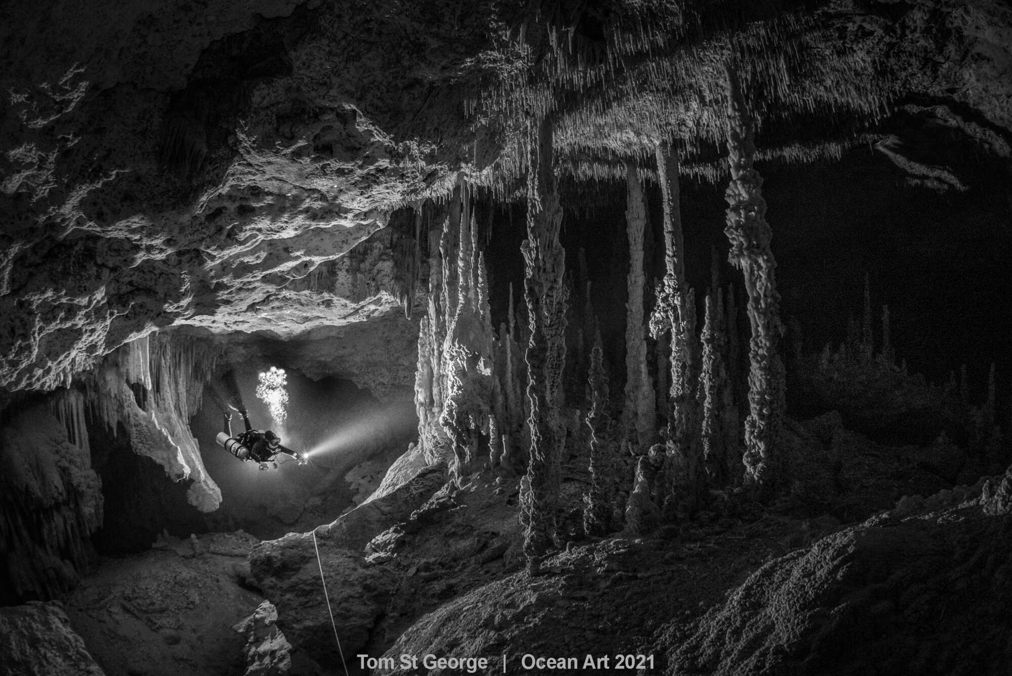 Πρώτο βραβείο στην κατηγορία «Ασπρο & Μαύρο» για την εικόνα ενός δύτη στο cenote «Zacil Ha», στο Μεξικό. Τα cenote είναι μεγάλα σπήλαια γεμάτα νερό, σαν τεράστιες φυσικές δεξαμενές, ένα φαινόμενο ιδιαίτερα εντυπωσιακό που συναντάται στην χερσόνησο του Γιουκατάν