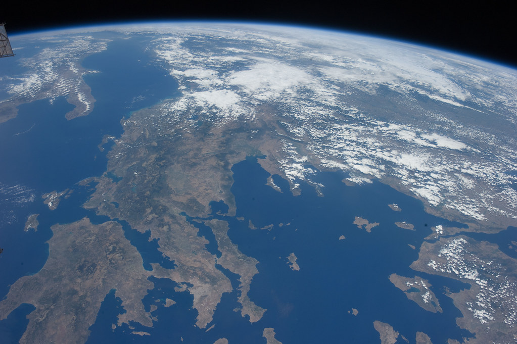 Εντυπωσιακή εικόνα της ηπειρωτικής Ελλάδας, του Βορείου Αιγαίου, της Αδριατικής και των νοτίων Βαλκανίων τα οποία καλύπτονται από νεφώσεις