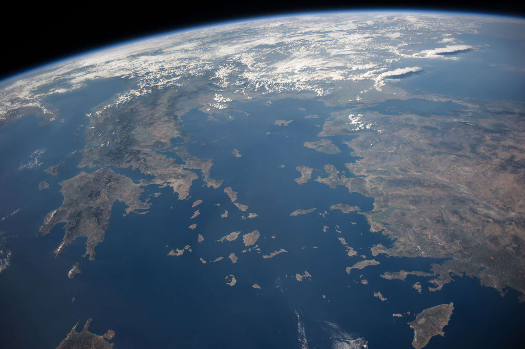 Λεπτομερής εικόνα ολόκληρης της Ελλάδας εκτός της Κρήτης από την οποία διακρίνεται μόνο το βορειοδυτικό της άκρο ενώ το ίδιο λεπτομερής είναι και η θέα της δυτικής Τουρκίας