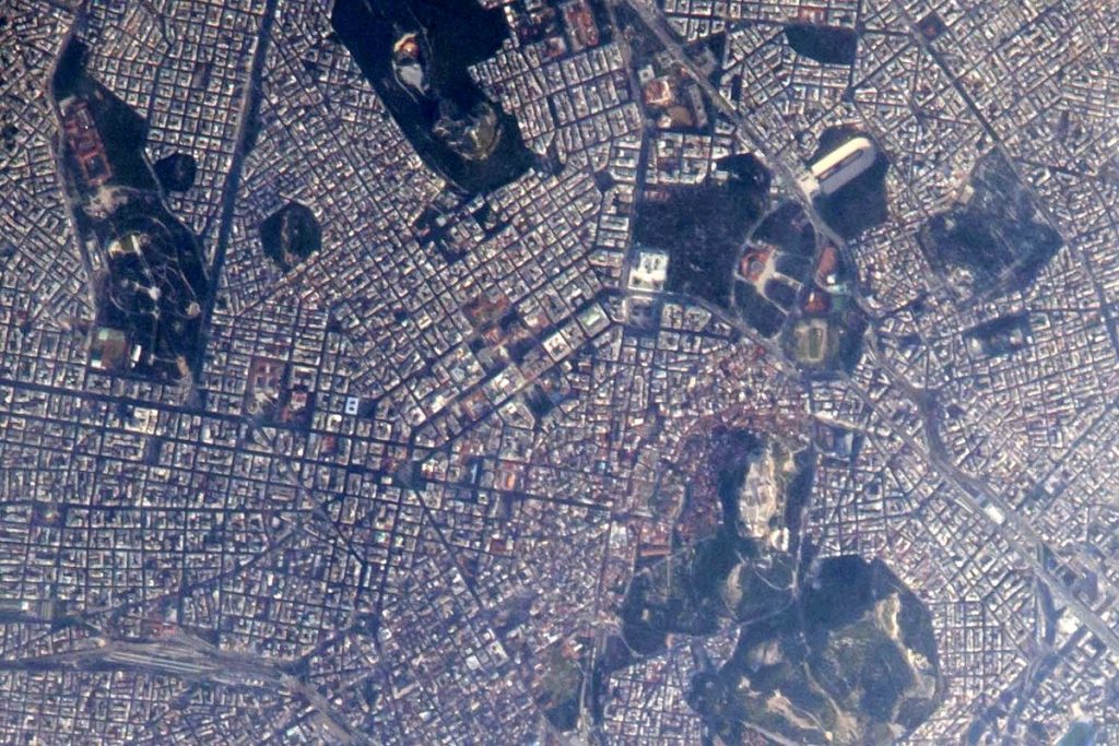 O αμερικανός αστροναύτης Ρόμπερτ Κίμπρο φωτογράφισε από τον διαστημικό σταθμό την Αθήνα ένα απόγευμα Δευτέρας και δημοσίευσε την φωτογραφία στέλνοντας τα χαιρετίσματα του στην ελληνική πρωτεύουσα