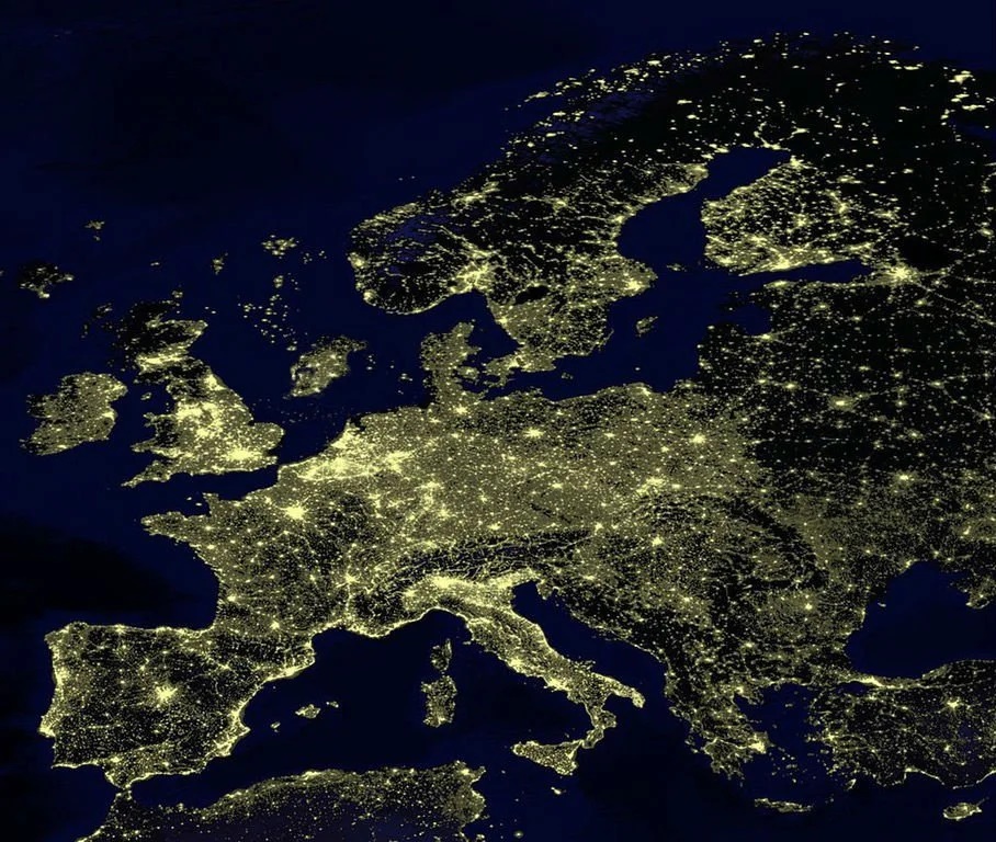 Μια εντυπωσιακή εικόνα της νυχτερινής Ευρώπης. Εικονίζονται επίσης η βορειοδυτική άκρη της αφρικανικής ηπείρου και η Τουρκία με την Κύπρο