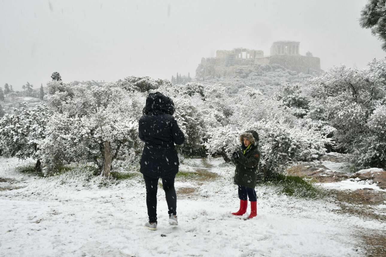 Παιχνιδι με τα χιόνια σε χιονισμένο τοπίο στο κέντρο της Αθήνας